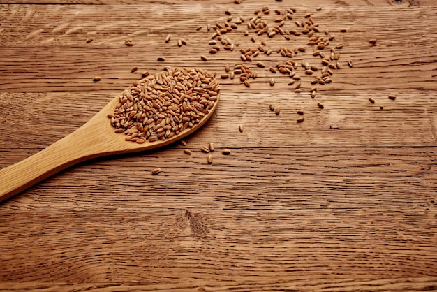 Cereali sul fondo di legno degli ingredienti naturali dell'alimento della tavola