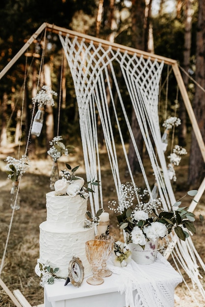 Cerimonia all'aperto con decorazioni per matrimoni Boho con macremè