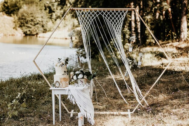 Cerimonia all'aperto con decorazioni per matrimoni Boho con macremè