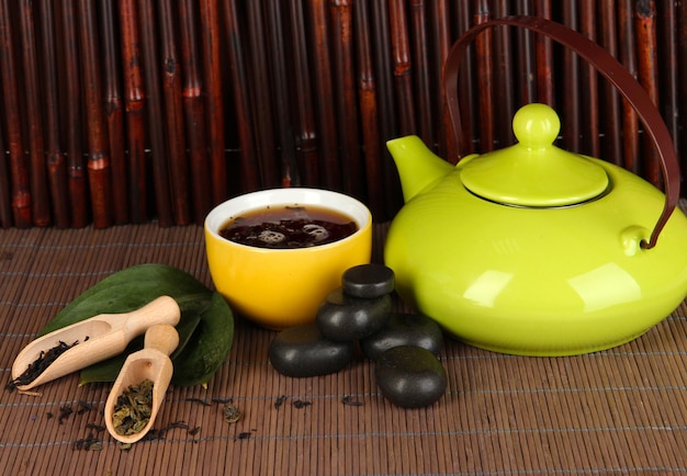 Cerimonia del tè cinese sul tavolo di bambù su sfondo di bambù