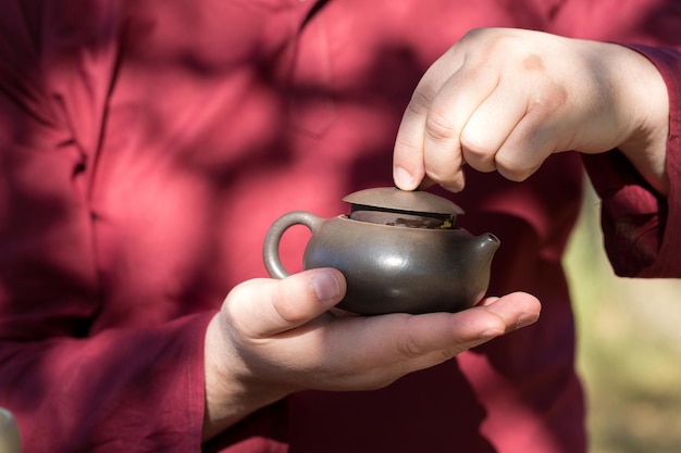 Cerimonia del tè cinese Teiera in ceramica fatta di argilla e ciotole su fondo di legno