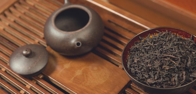 Cerimonia del tè cinese Teiera in ceramica fatta di argilla e ciotole su fondo di legno