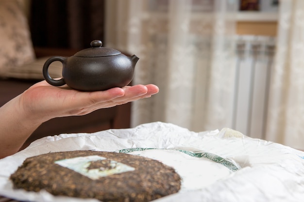 Cerimonia del tè cinese. Teiera in ceramica fatta di argilla e ciotole su uno sfondo di legno.