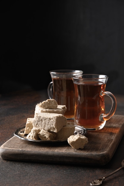 Cerimonia del tè con halva su primo piano scuro