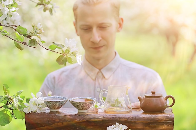 cerimonia del tè primaverile in asia, astratto giardino fresco sfondo uomo maestro