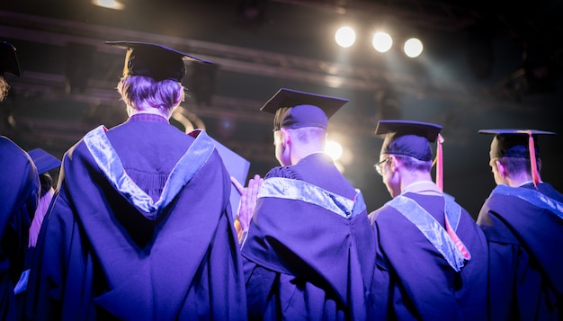 Cerimonia di laurea con studenti orgogliosi