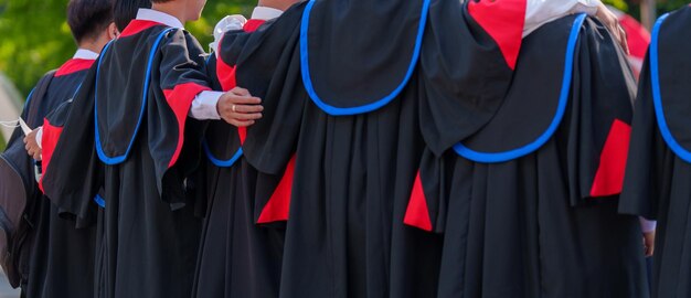 Cerimonia di laurea degli studenti che indossano sparviere alla cerimonia di laurea da dietro
