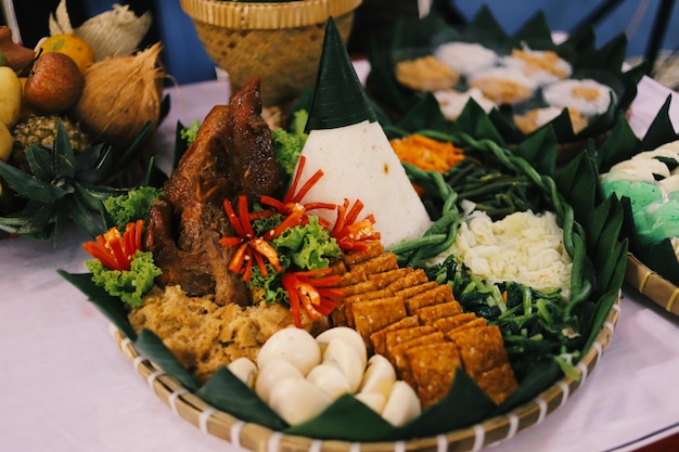 Cerimonia di matrimonio con foto piatte colorate, cibo tradizionale da java in Indonesia