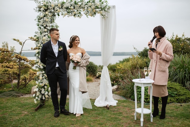 Cerimonia di matrimonio degli sposi in un casolare di campagna