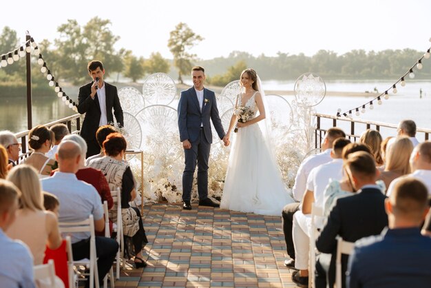 Cerimonia di matrimonio degli sposi novelli sul molo