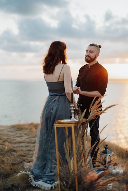 Cerimonia di matrimonio di una ragazza e un ragazzo in alta collina