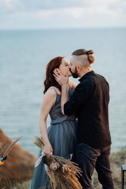 Cerimonia di matrimonio di una ragazza e un ragazzo in alta collina