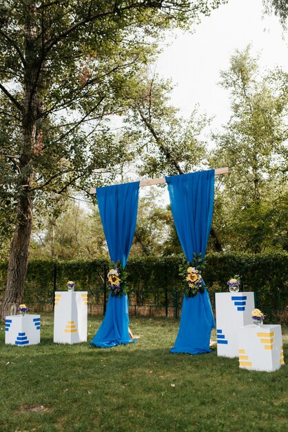 Cerimonia di matrimonio nel bosco tra gli alberi sulla pista verde