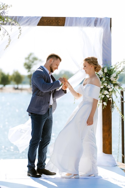 Cerimonia di matrimonio su un molo alto vicino al fiume