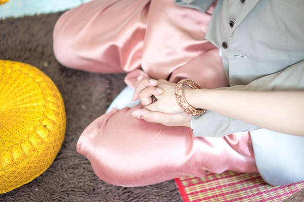 Cerimonia di matrimonio tradizionale tailandese in costume vintage di lusso locale e attrezzatura da sposa