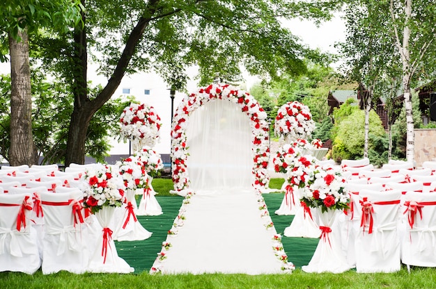 Cerimonia di nozze all'aperto. Decorazione di cerimonia nuziale, bella decorazione di cerimonia nuziale, fiori