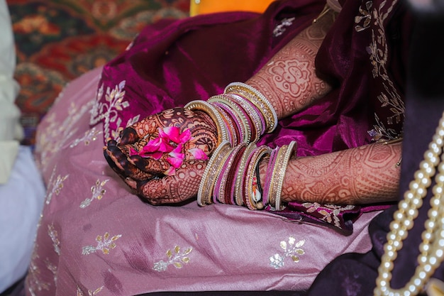 Cerimonia di nozze indiana del fiore della tenuta della sposa