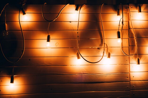 Cerimonia di nozze notturna. il matrimonio è decorato con un arco di sera. ghirlanda di lampadine. candele in boccette di vetro.