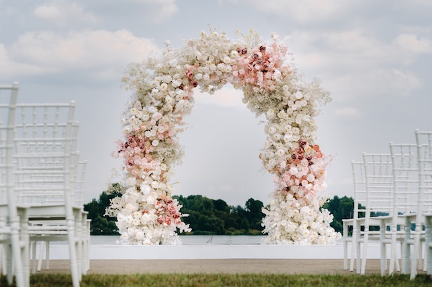 Cerimonia di nozze sulla strada sul prato verde.Decorazione di una celebrazione del matrimonio