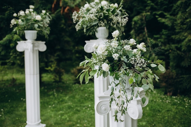 Cerimonia di nozze sulla strada sul prato verdeDecorazione di una celebrazione del matrimonio