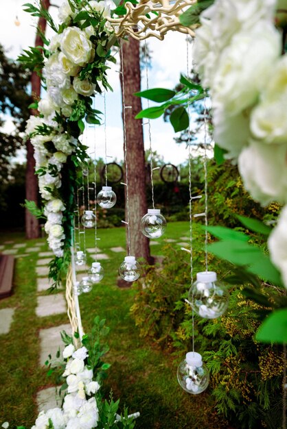 Cerimonia nuziale arco nuziale decorato con vari fiori freschi