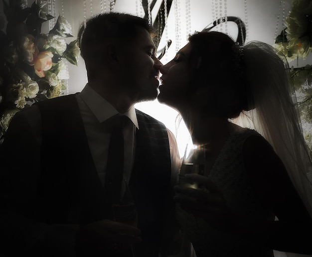 Cerimonia nuziale degli sposi novelli nel luglio 2021 in Ucraina a Zhytomer sposi primo bacio Foto creativa I giovani festeggiano un matrimonio