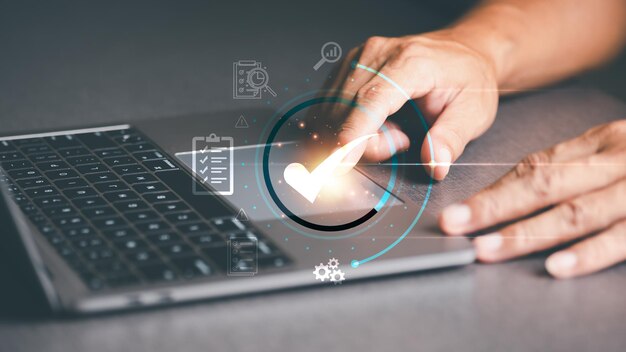 Certificazione di controllo di qualità standard Assicurazione del concetto di garanzia icona della casella di controllo attraverso lapt