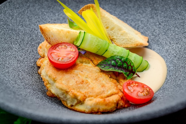 Cervelle di maiale fritte con salsa di panna