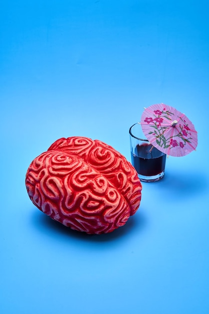 Cervello umano rosso e bere alcolico concetto di danno cerebrale correlato all'alcol