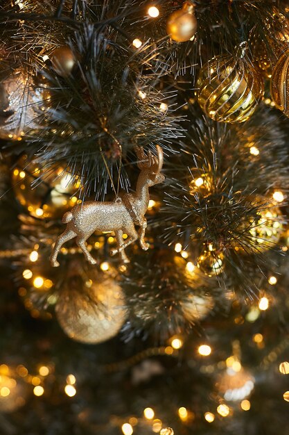 Cervi del giocattolo di Natale sull'albero di Natale