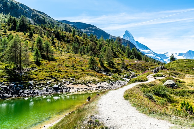 Cervino con il lago Grunsee a Zermatt