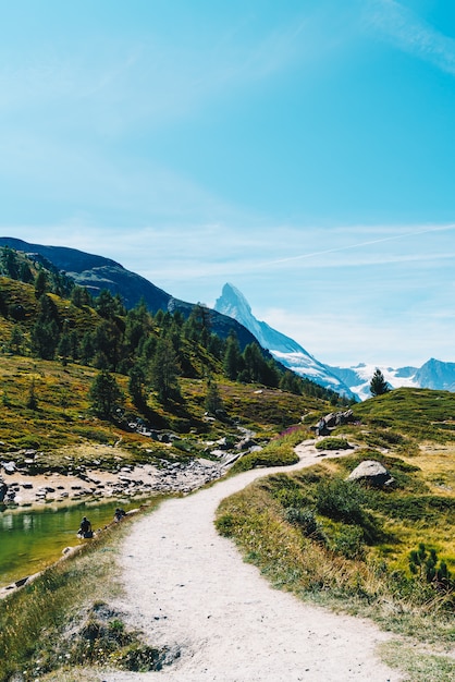 Cervino con il lago Grunsee a Zermatt