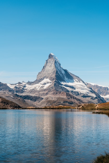 Cervino con il lago Stellisee a Zermatt