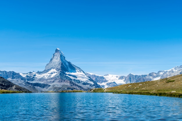 Cervino con il lago Stellisee a Zermatt