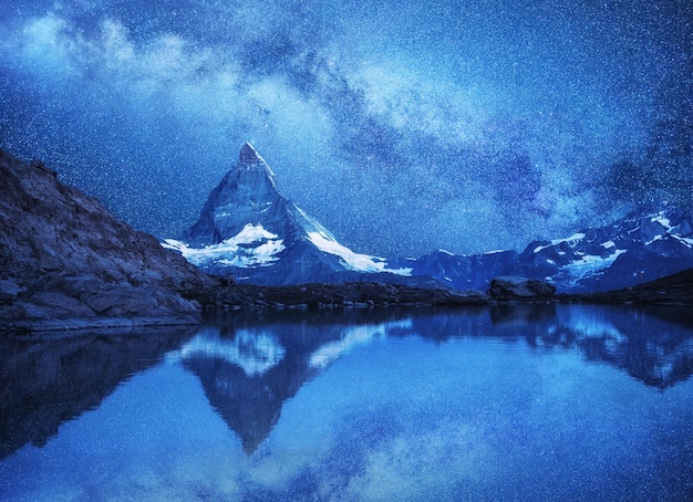 Cervino e riflessione sulla superficie dell'acqua di notte Via Lattea sopra Cervino Svizzera Bellissimo paesaggio naturale in Svizzera