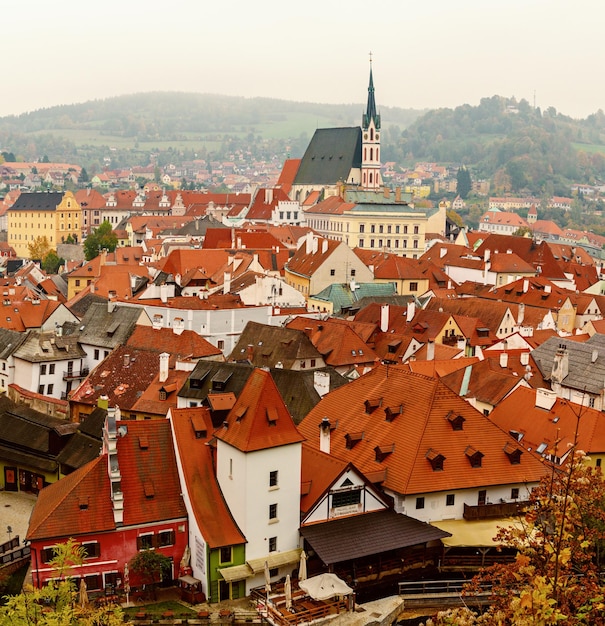 Cesky Krumlov una famosa bellissima città storica ceca dall'alto sfondo di viaggio con tetti rossi e cappella