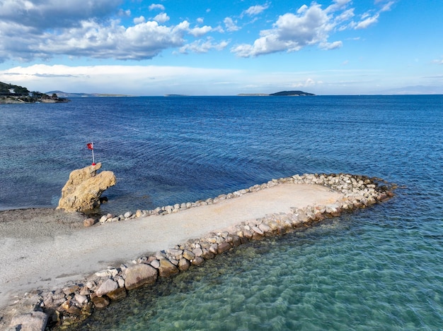 Cesmealti - Urla - Izmir - Turchia, Vista su ''Bride Rock'' o ''Sail Rock''. Gelinkaya