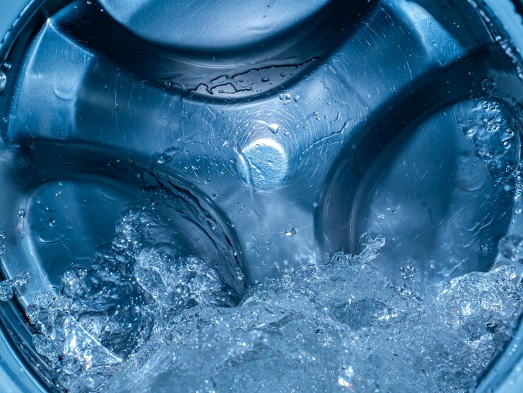 Cestello rotante nella vasca della lavatrice con acqua