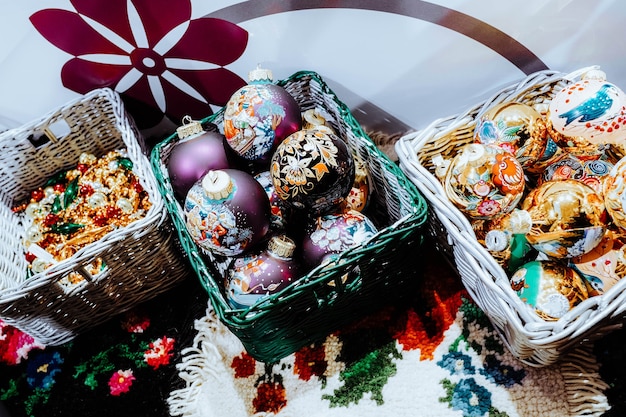 Cestini con palline di giocattoli di Natale con design invernale Albero di Natale e atmosfera festosa di Capodanno