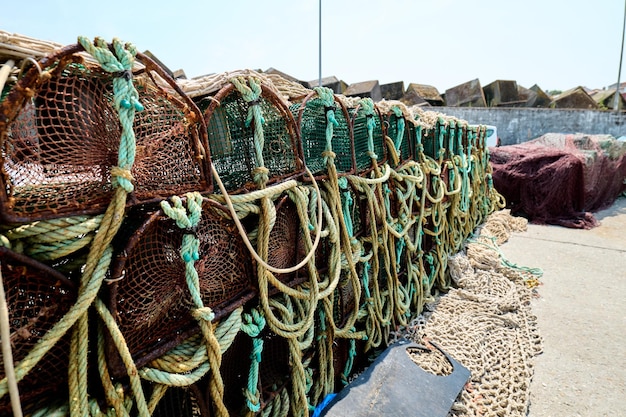 Cestini da pesca o nasse in un porto