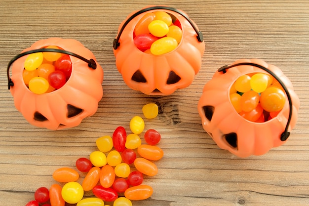 Cestini di zucca di Halloween pieni di caramelle