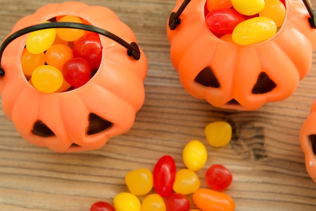 Cestini di zucca di Halloween pieni di caramelle