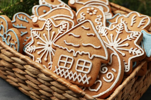 Cestino con biscotti di Natale e rami di pino