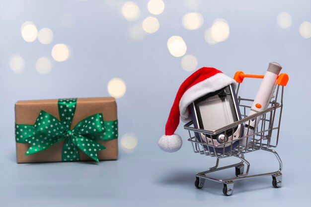 Cestino con glucometro su fondo colorato retroilluminato. Concetto di Natale di shopping online, farmacie e vendite più regalo. Primo piano, copia spazio