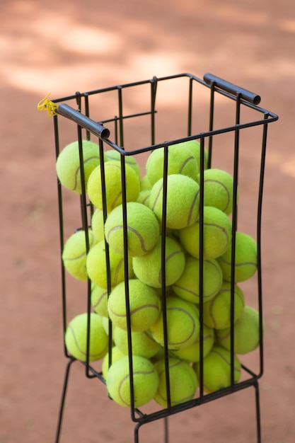 Cestino con palline da tennis