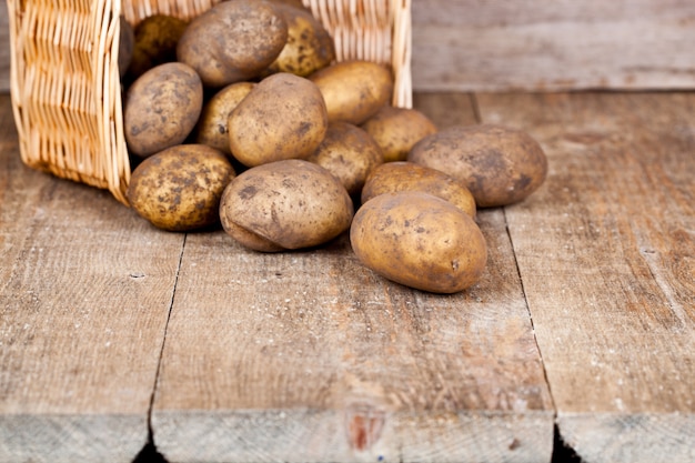 Cestino con patate fresche