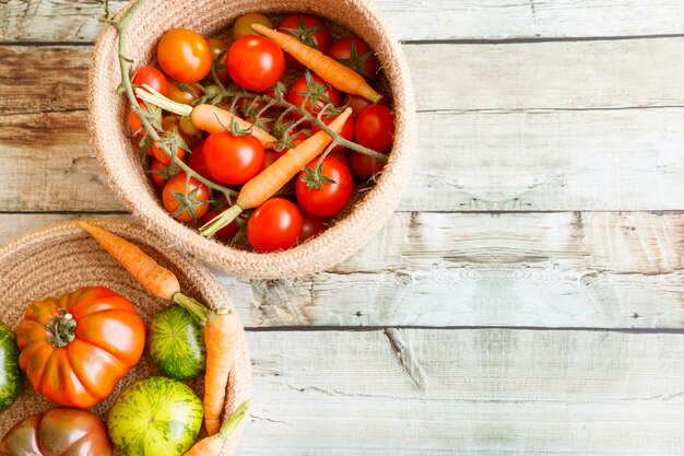 Cestino con una varietà di carotine e pomodori, tra cui: ciliegia, cimelio e zebra.