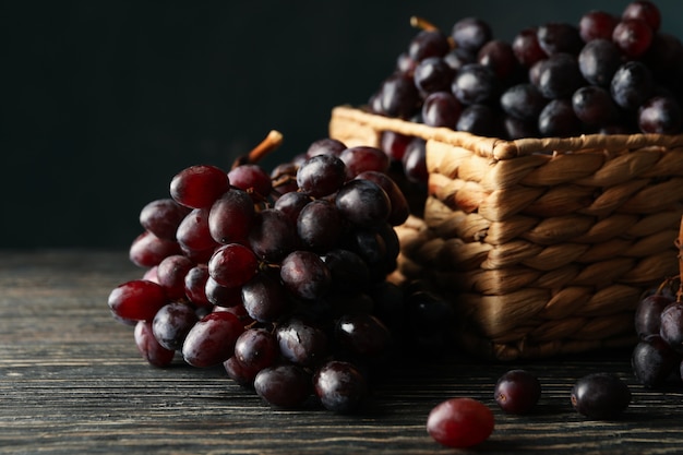 Cestino con uva matura su legno