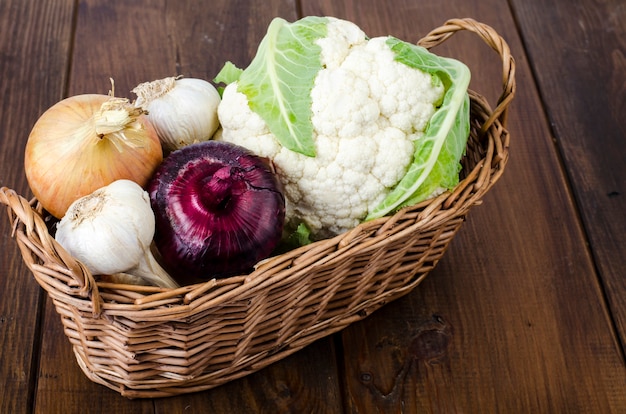 Cestino con verdure biologiche, cavolfiore, cipolla, aglio. Prodotti della fattoria.