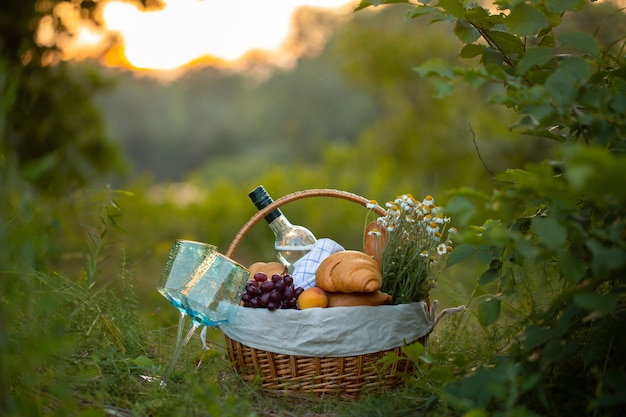 Cestino con vino, pane e frutta